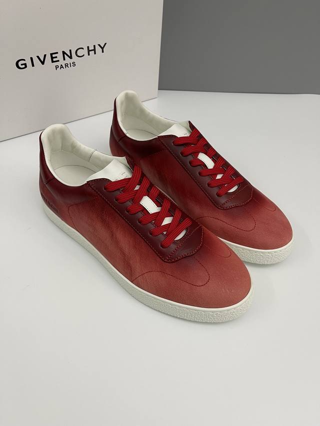 售价： 新款 商标：Givenchy 配码：38一44 45，46定做 材料：树膏皮擦色渐变低帮运动鞋 Town系列 正面缝线细节 侧面压印givenchy L